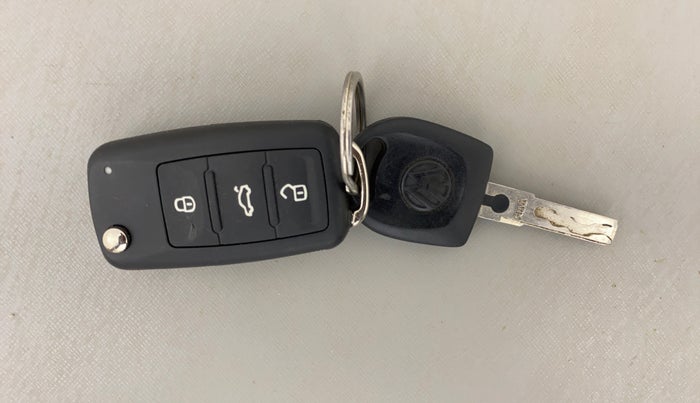 2016 Volkswagen Polo COMFORTLINE 1.2L, Petrol, Manual, 1,00,255 km, Key Close Up