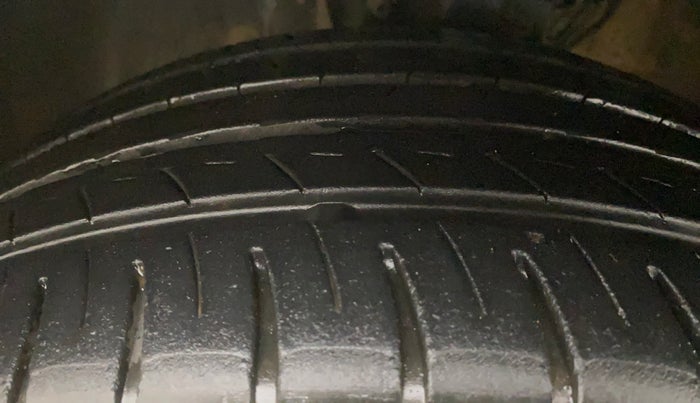 2016 Volkswagen Polo COMFORTLINE 1.2L, Petrol, Manual, 1,00,255 km, Left Front Tyre Tread