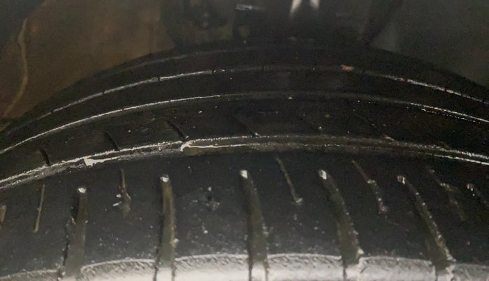 2016 Volkswagen Polo COMFORTLINE 1.2L, Petrol, Manual, 1,00,255 km, Right Front Tyre Tread