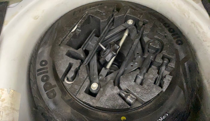 2016 Volkswagen Polo COMFORTLINE 1.2L, Petrol, Manual, 1,00,255 km, Spare Tyre