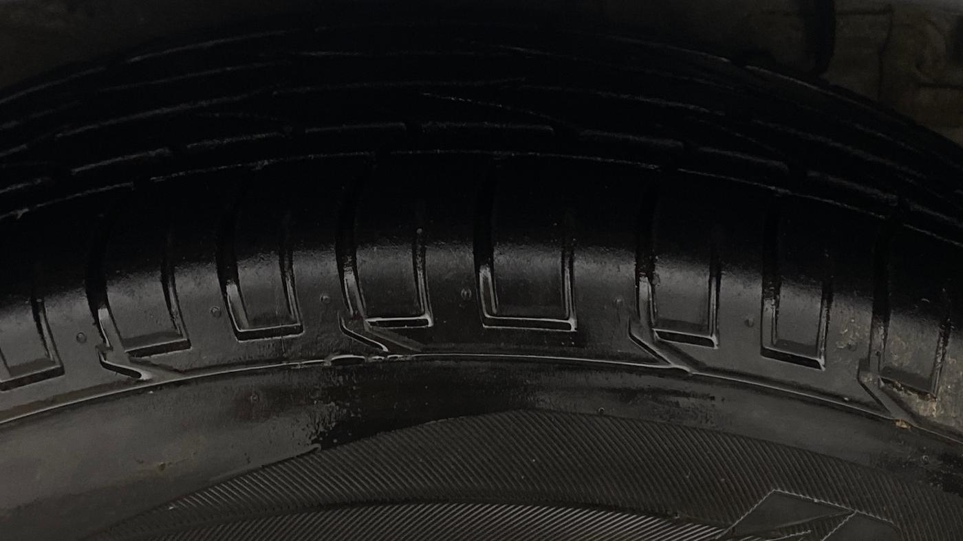 2023 Mahindra XUV300 W8 (O) 1.2 PETROL, Petrol, Manual, 27,386 km, Right Front Tyre Tread