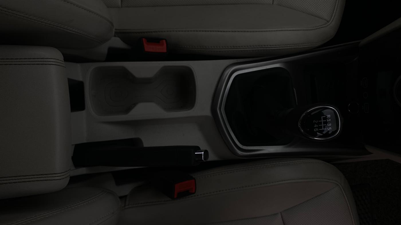 2023 Mahindra XUV300 W8 (O) 1.2 PETROL, Petrol, Manual, 27,386 km, Gear Lever