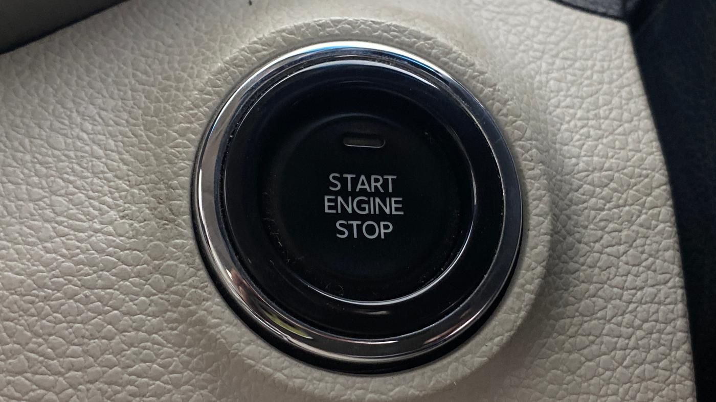 2023 Mahindra XUV300 W8 (O) 1.2 PETROL, Petrol, Manual, 27,386 km, Keyless Start/ Stop Button