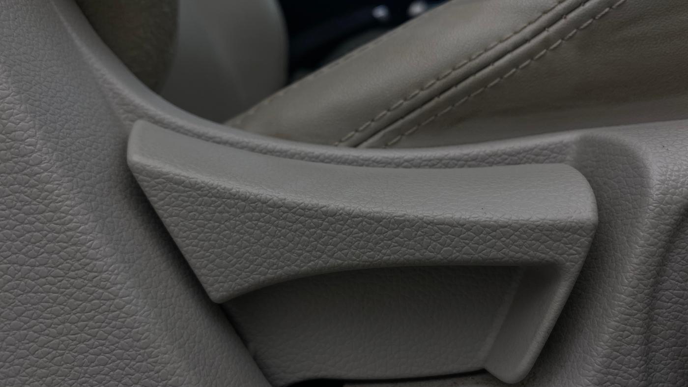 2023 Mahindra XUV300 W8 (O) 1.2 PETROL, Petrol, Manual, 27,386 km, Driver Side Adjustment Panel