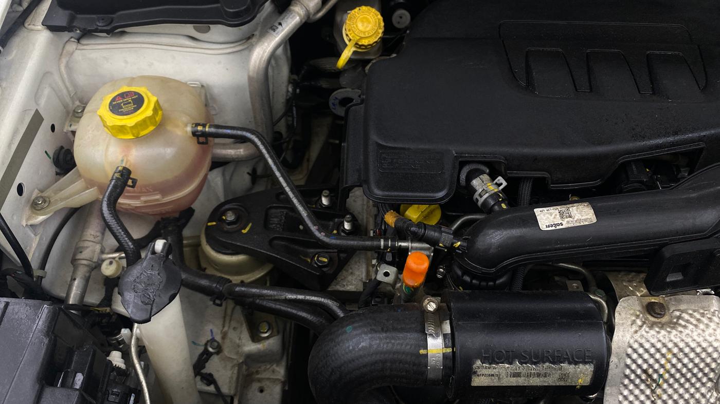 2023 Mahindra XUV300 W8 (O) 1.2 PETROL, Petrol, Manual, 27,386 km, Engine View - Right