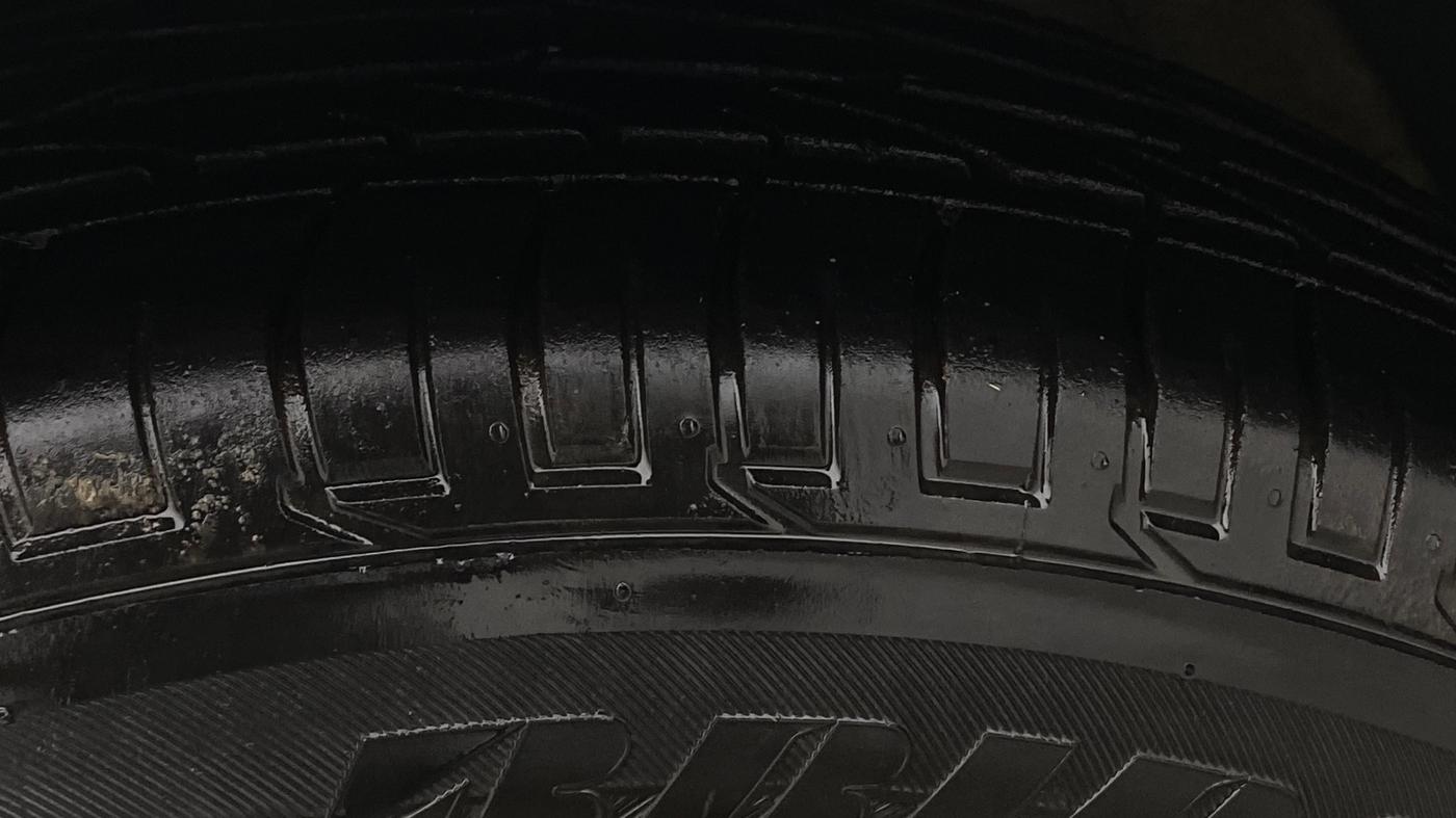 2023 Mahindra XUV300 W8 (O) 1.2 PETROL, Petrol, Manual, 27,386 km, Left Front Tyre Tread