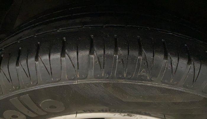 2012 Hyundai i20 SPORTZ 1.2, CNG, Manual, 1,20,834 km, Left Front Tyre Tread