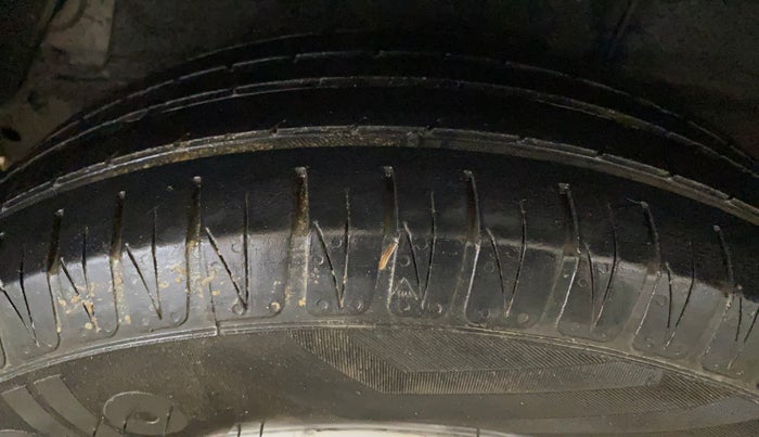 2012 Hyundai i20 SPORTZ 1.2, CNG, Manual, 1,20,834 km, Right Rear Tyre Tread