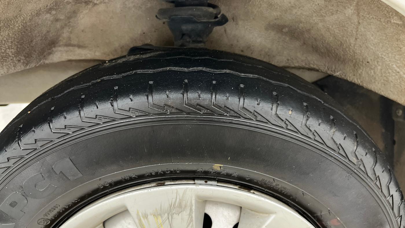 2022 Maruti Eeco 5 STR AC, Petrol, Manual, 41,649 km, Left Front Tyre Tread