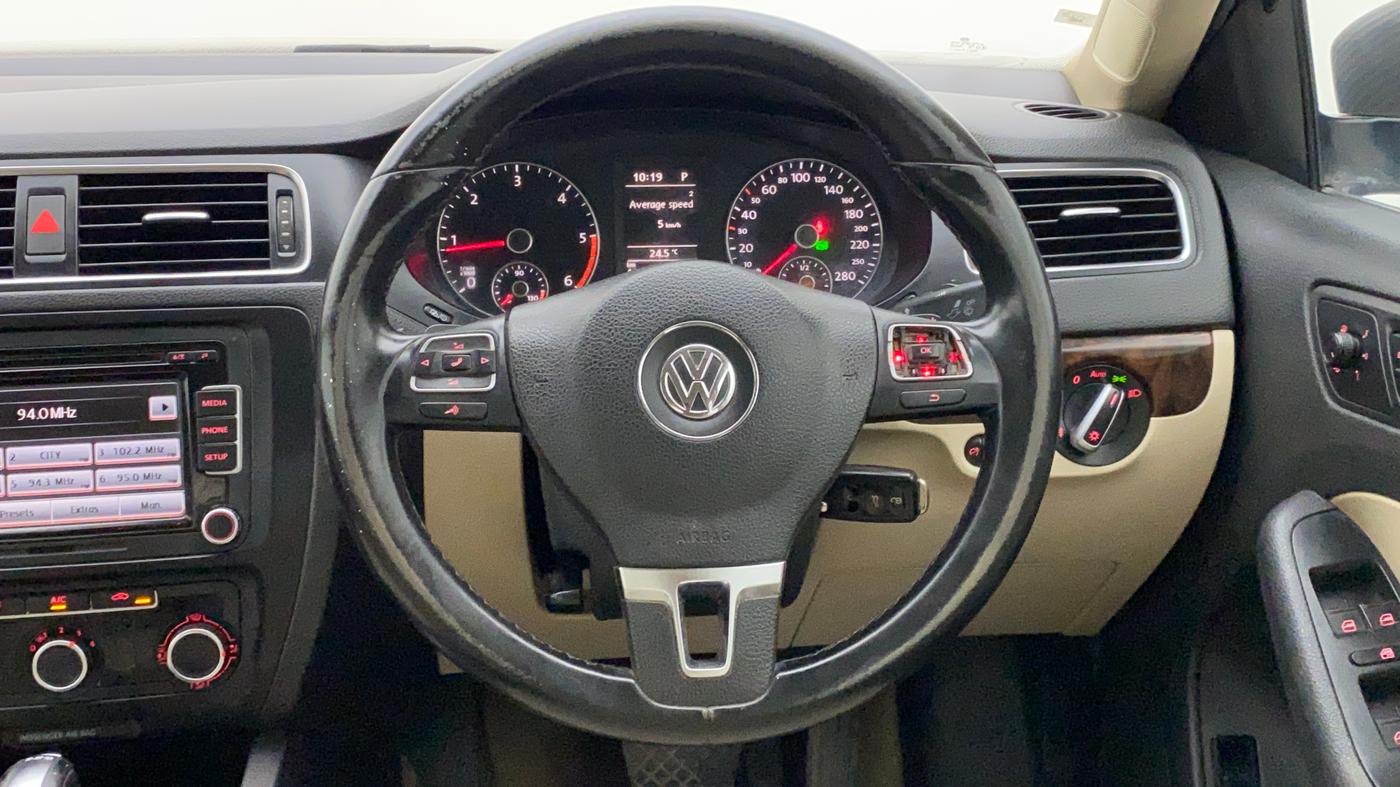 2013 Volkswagen Jetta HIGHLINE TDI AT, Diesel, Automatic, 1,34,202 km, Steering Wheel Close Up