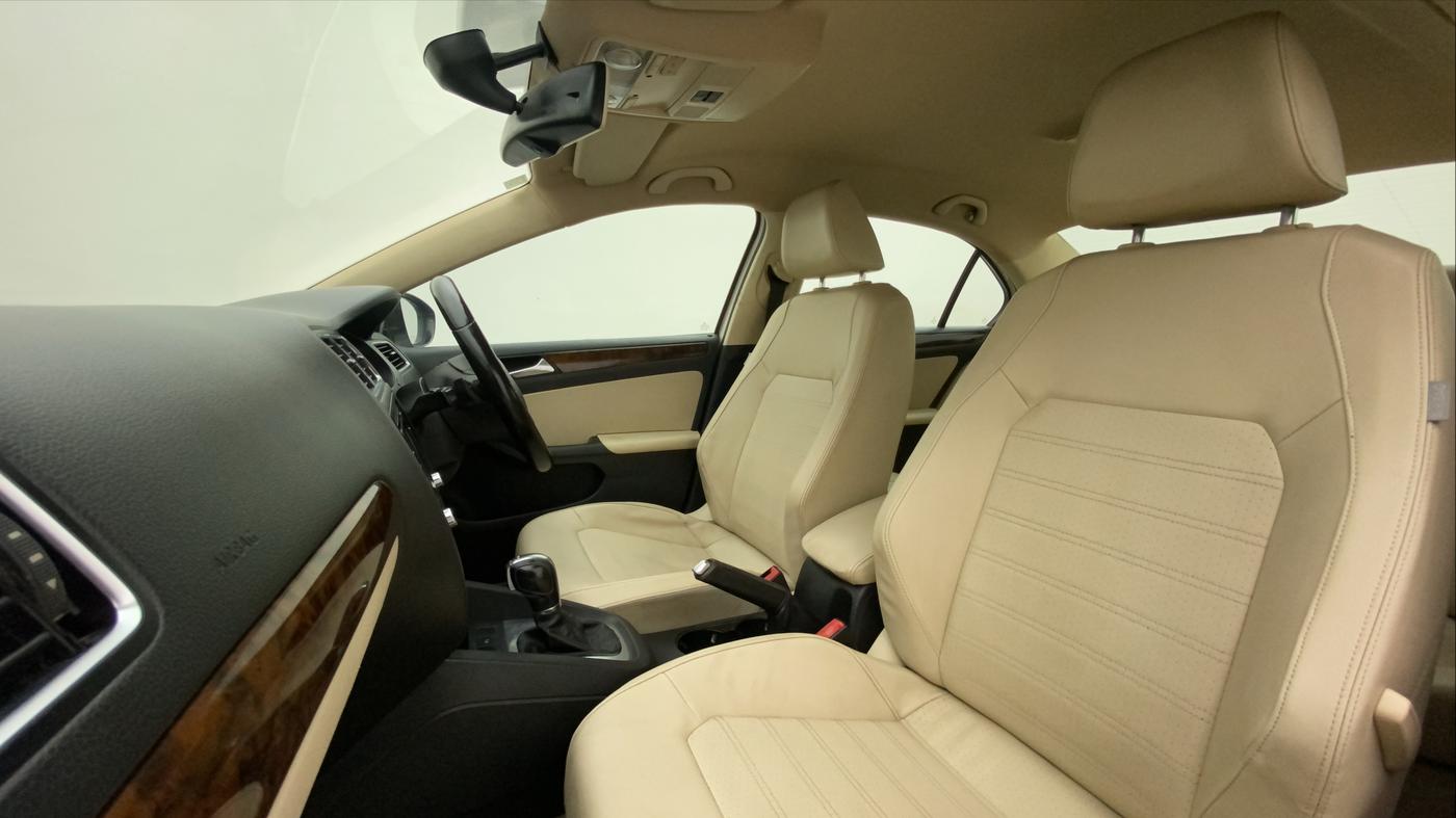 2013 Volkswagen Jetta HIGHLINE TDI AT, Diesel, Automatic, 1,34,202 km, Right Side Front Door Cabin
