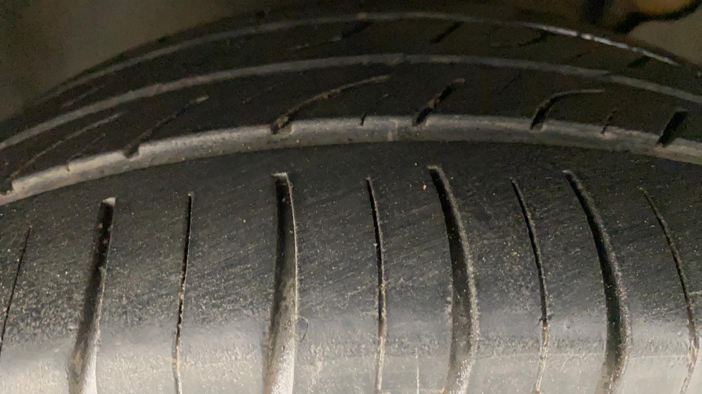 2013 Volkswagen Jetta HIGHLINE TDI AT, Diesel, Automatic, 1,34,202 km, Left Front Tyre Tread