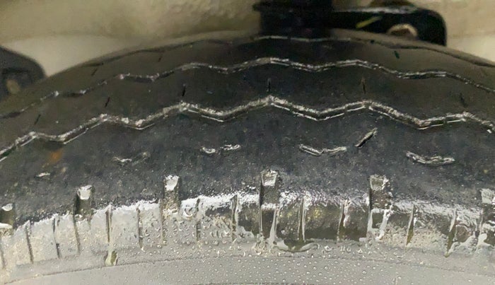 2022 Maruti Eeco 5 STR AC CNG (O), CNG, Manual, 30,328 km, Right Front Tyre Tread