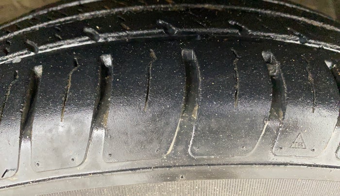 2022 Maruti Swift VXI AMT, Petrol, Automatic, 39,660 km, Right Front Tyre Tread