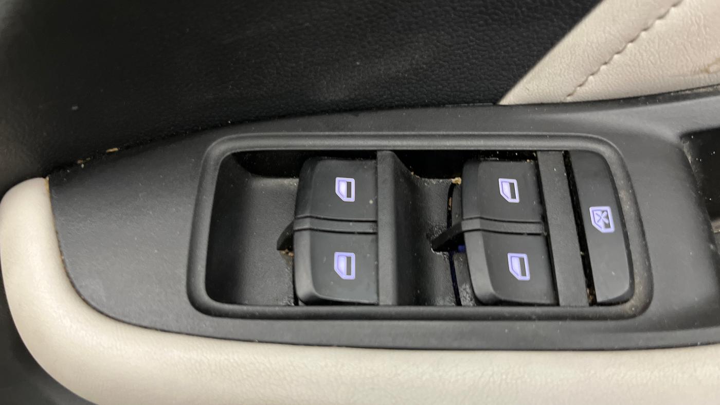 2022 MG ASTOR SAVVY 1.5 CVT, Petrol, Automatic, 20,617 km, Driver Side Door Panels Control