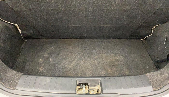 2016 Mahindra Kuv100 K4 D 5 STR, Diesel, Manual, 39,327 km, Boot Inside