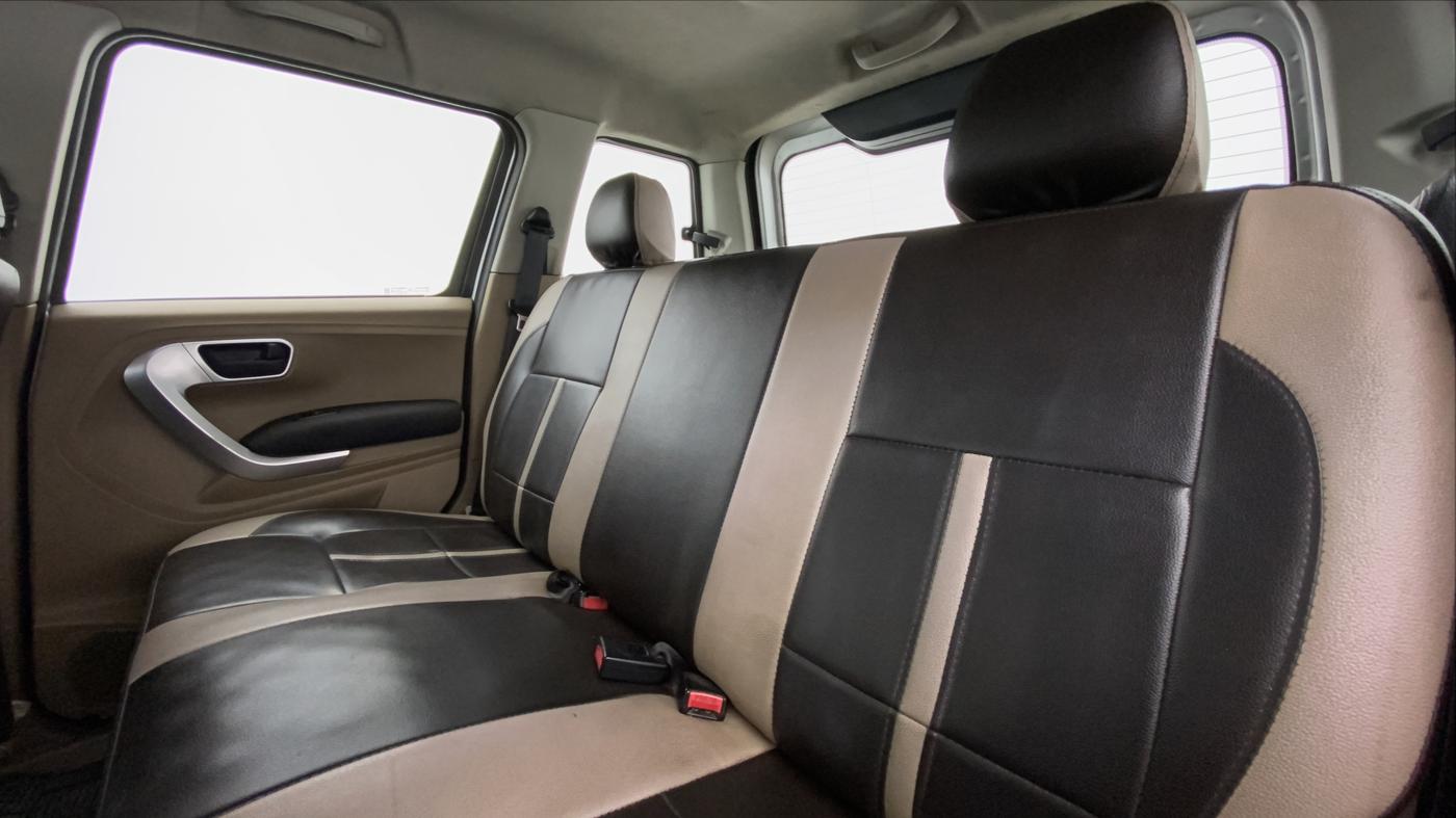 2018 Mahindra TUV300 T 10 MT Dual Tone, Diesel, Manual, 76,944 km, Right Side Rear Door Cabin