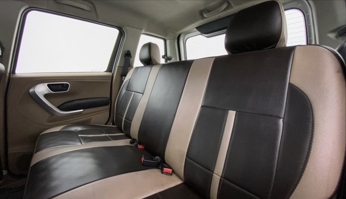 2018 Mahindra TUV300 T 10 MT Dual Tone, Diesel, Manual, 76,944 km, Right Side Rear Door Cabin