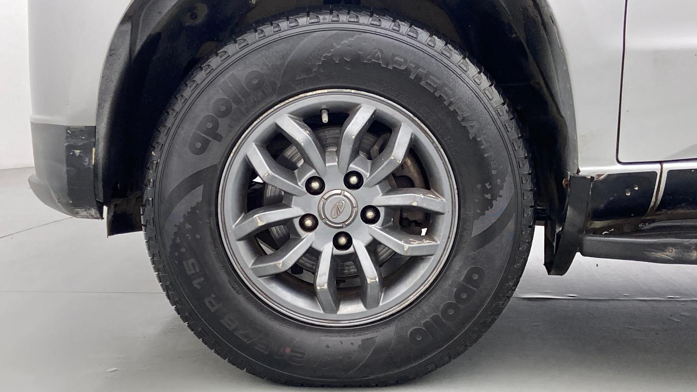 2018 Mahindra TUV300 T 10 MT Dual Tone, Diesel, Manual, 76,944 km, Left Front Wheel