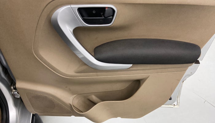 2018 Mahindra TUV300 T 10 MT Dual Tone, Diesel, Manual, 76,944 km, Driver Side Door Panels Control