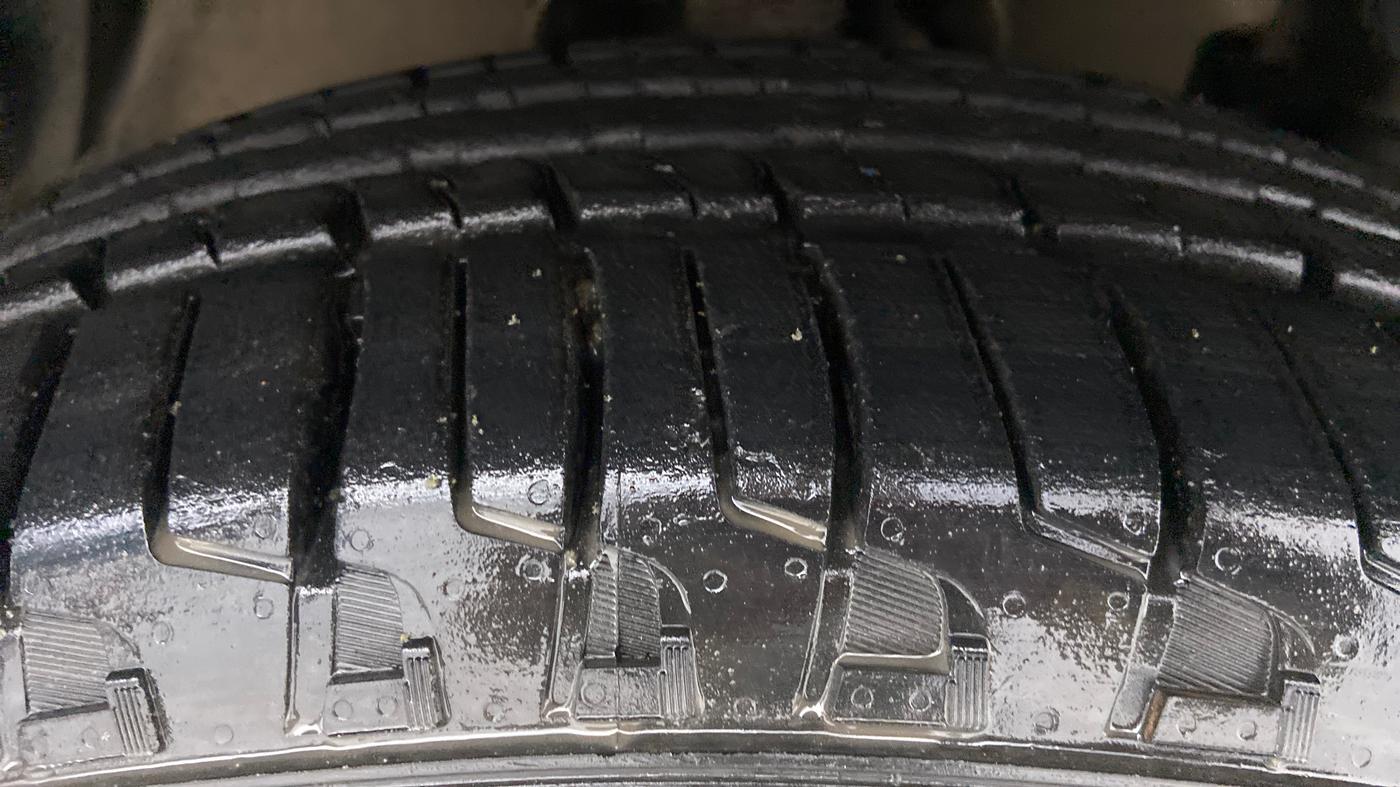 2018 Mahindra TUV300 T 10 MT Dual Tone, Diesel, Manual, 76,944 km, Right Front Tyre Tread