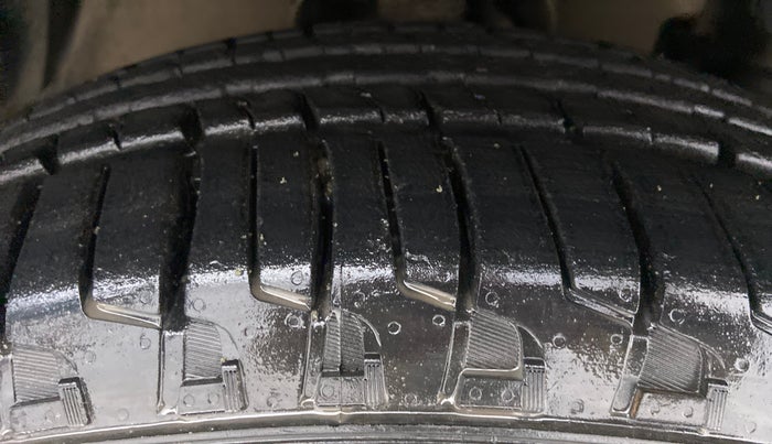 2018 Mahindra TUV300 T 10 MT Dual Tone, Diesel, Manual, 76,944 km, Right Front Tyre Tread