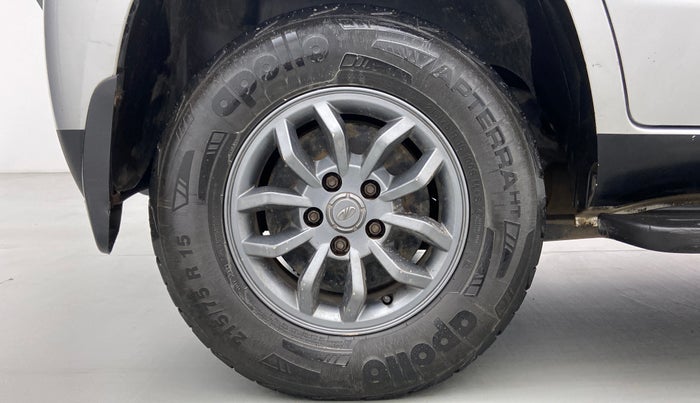 2018 Mahindra TUV300 T 10 MT Dual Tone, Diesel, Manual, 76,944 km, Right Rear Wheel