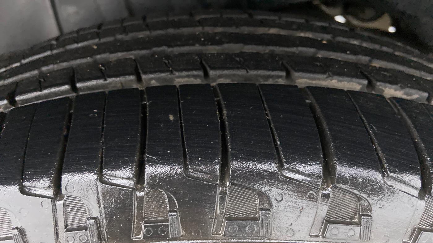 2018 Mahindra TUV300 T 10 MT Dual Tone, Diesel, Manual, 76,944 km, Left Rear Tyre Tread