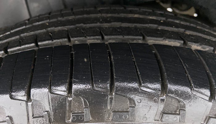 2018 Mahindra TUV300 T 10 MT Dual Tone, Diesel, Manual, 76,944 km, Left Rear Tyre Tread