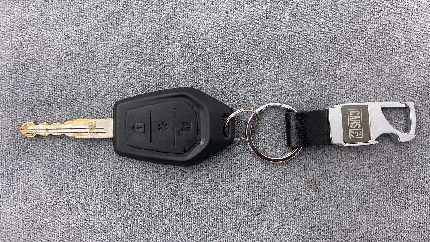 2018 Mahindra TUV300 T 10 MT Dual Tone, Diesel, Manual, 76,944 km, Key Close Up