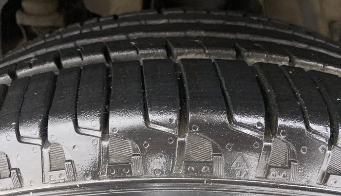 2018 Mahindra TUV300 T 10 MT Dual Tone, Diesel, Manual, 76,944 km, Left Front Tyre Tread