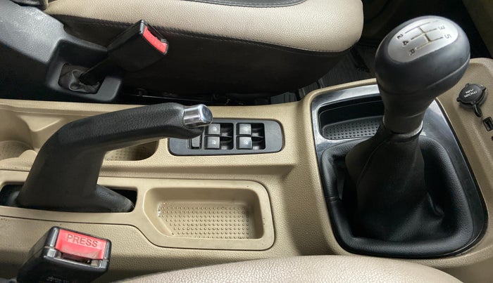 2018 Mahindra TUV300 T 10 MT Dual Tone, Diesel, Manual, 76,944 km, Gear Lever