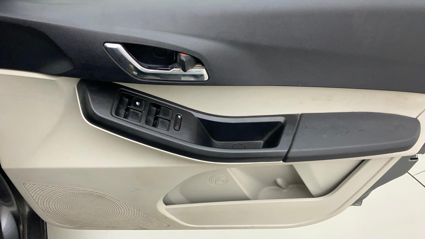 2022 Tata Tiago XZ PLUS CNG, CNG, Manual, 52,907 km, Driver Side Door Panels Control