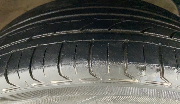 2018 Maruti Dzire ZXI AMT, CNG, Automatic, 62,127 km, Right Front Tyre Tread
