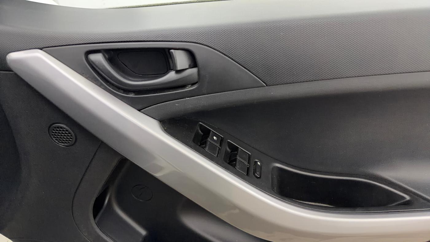 2022 Tata NEXON XMA SUNROOF PETROL, Petrol, Automatic, 66,132 km, Driver Side Door Panels Control