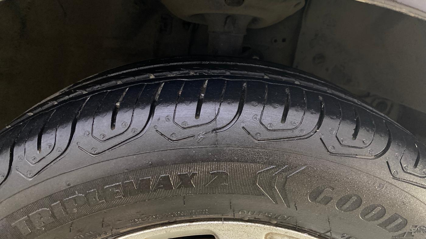 2015 Honda Amaze 1.2L I-VTEC VX, Petrol, Manual, 97,927 km, Right Front Tyre Tread