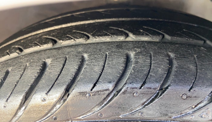 2018 Hyundai Eon ERA +, Petrol, Manual, 33,667 km, Right Front Tyre Tread