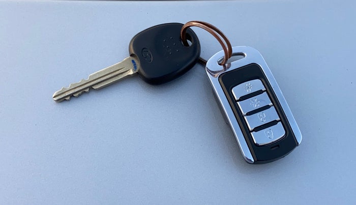 2018 Hyundai Eon ERA +, Petrol, Manual, 33,667 km, Key Close Up