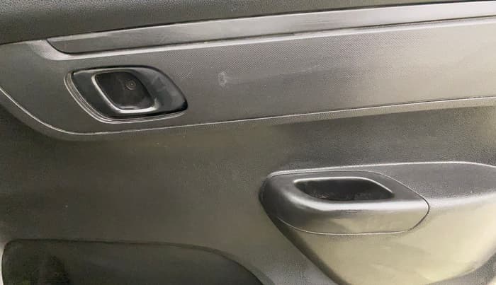 2018 Renault Kwid RXT 1.0, CNG, Manual, 62,760 km, Driver Side Door Panels Control