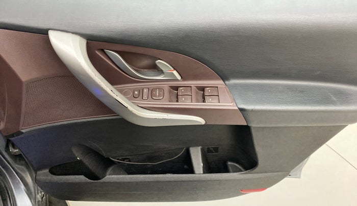 2015 Mahindra XUV500 W6 4X2, Diesel, Manual, 67,077 km, Driver Side Door Panels Control