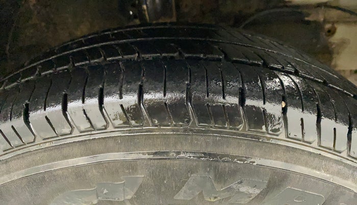 2018 Maruti Swift LXI, CNG, Manual, 86,025 km, Right Front Tyre Tread