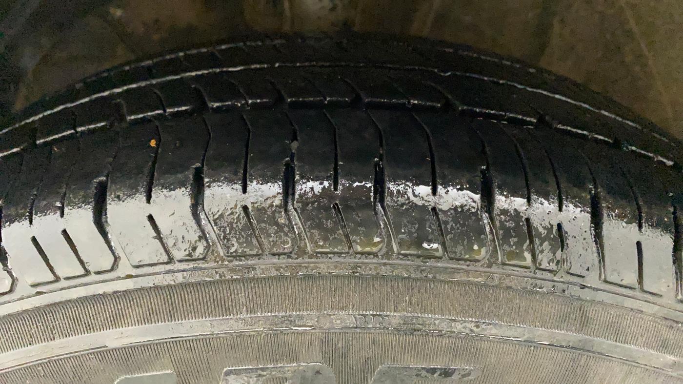 2018 Maruti Swift LXI, CNG, Manual, 86,025 km, Left Front Tyre Tread