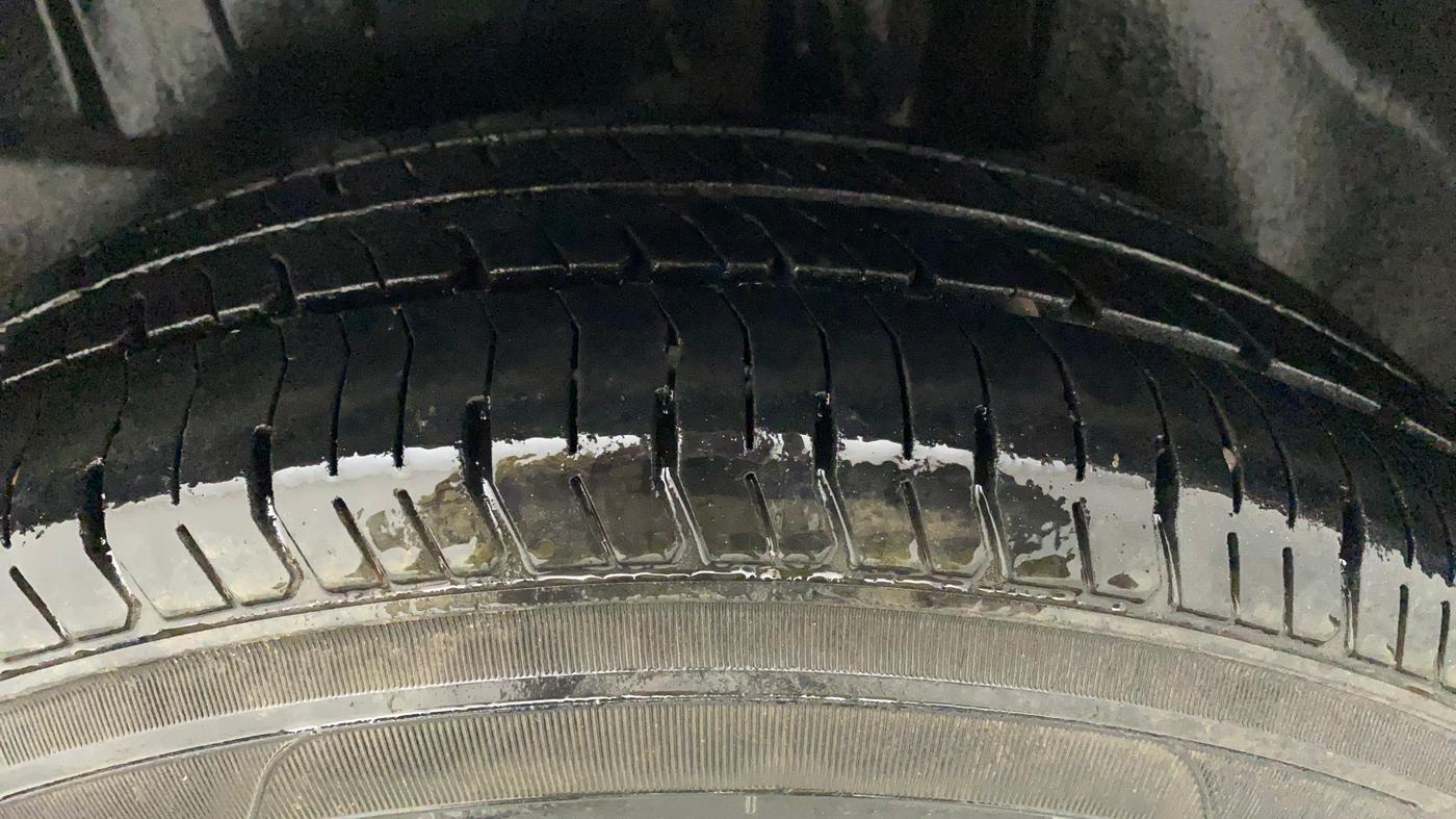 2018 Maruti Swift LXI, CNG, Manual, 86,025 km, Left Rear Tyre Tread