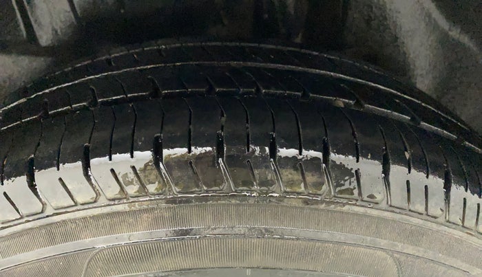 2018 Maruti Swift LXI, CNG, Manual, 86,025 km, Left Rear Tyre Tread