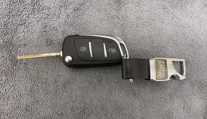 2018 Maruti Swift LXI, CNG, Manual, 86,025 km, Key Close Up