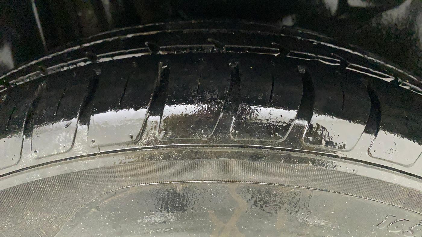 2018 Maruti Swift LXI, CNG, Manual, 86,025 km, Right Rear Tyre Tread