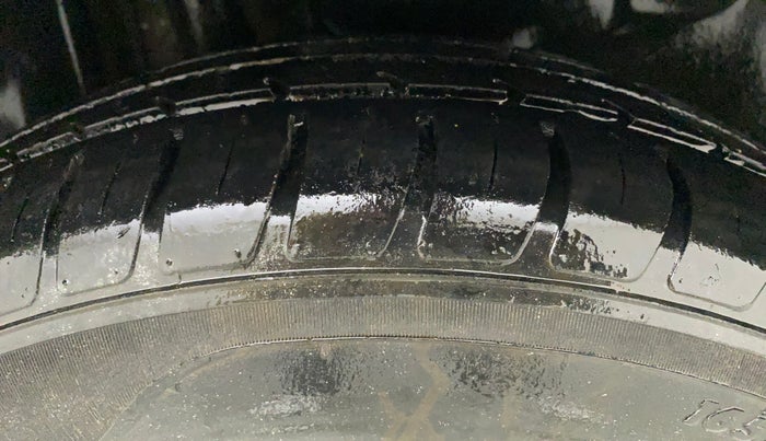 2018 Maruti Swift LXI, CNG, Manual, 86,025 km, Right Rear Tyre Tread