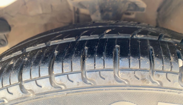 2013 Hyundai i10 MAGNA 1.1, CNG, Manual, 80,438 km, Left Front Tyre Tread