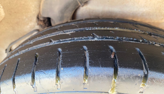 2013 Hyundai i10 MAGNA 1.1, CNG, Manual, 80,438 km, Left Rear Tyre Tread