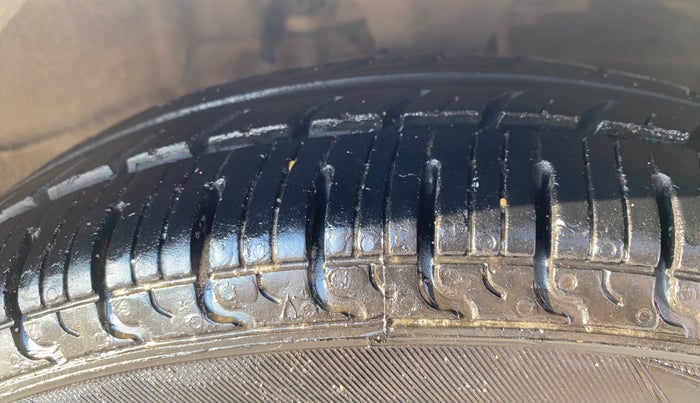 2013 Hyundai i10 MAGNA 1.1, CNG, Manual, 80,438 km, Right Front Tyre Tread